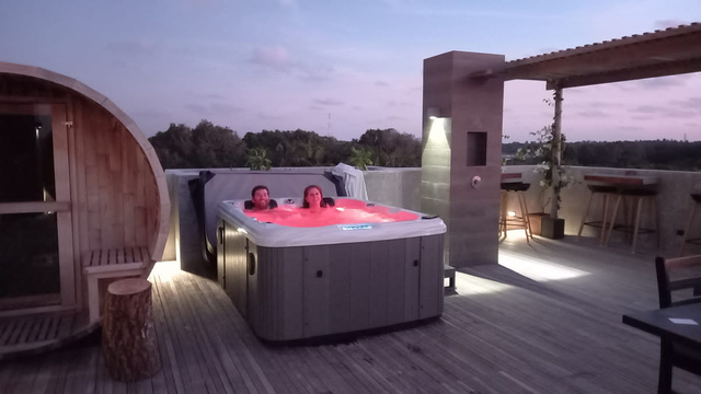 Jacuzzi and sauna wellness area